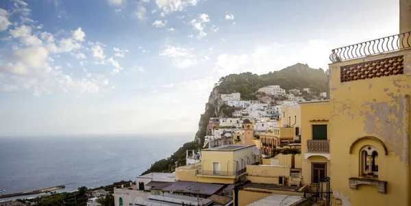 Panorama de la ciudad de Capri en la isla de Capri en Italia — Foto de Stock