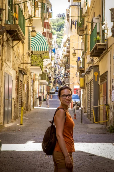 Ragazza turistica sulle strade di Napoli in Italia — Foto Stock