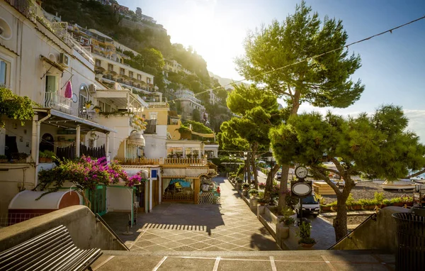 Amalfikusten - syn på strandpromenaden i Positano, Italien — Stockfoto