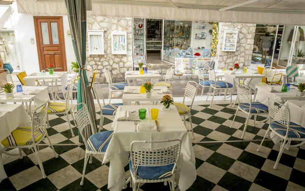 Stylish italian restaurant on Capri Island in Italy — Stock Photo, Image