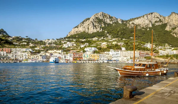 Panorama över Marina Grande på Capri, Italien — Stockfoto