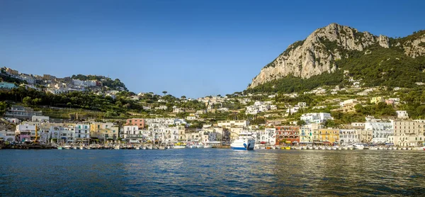 Panorama över Marina Grande på Capri, Italien — Stockfoto
