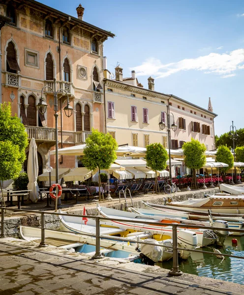 Marina ve městě Desenzano na Lago di Garda v Itálii — Stock fotografie