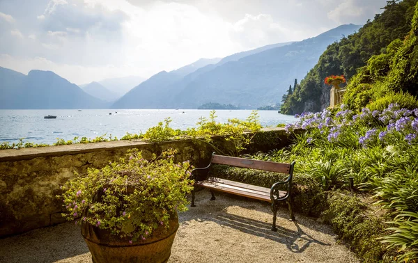 Panorama van het Comomeer in Lenno, Italië — Stockfoto