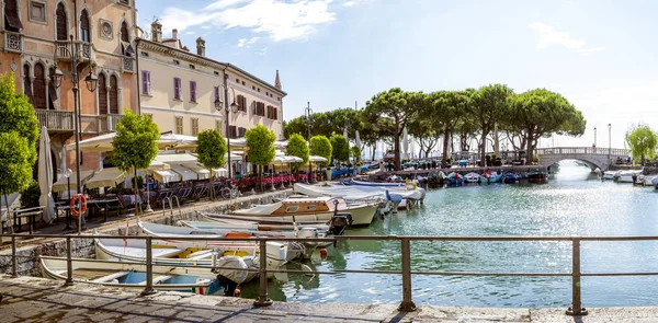 Marina i Desenzano by ved Gardasjøen i Italia – stockfoto