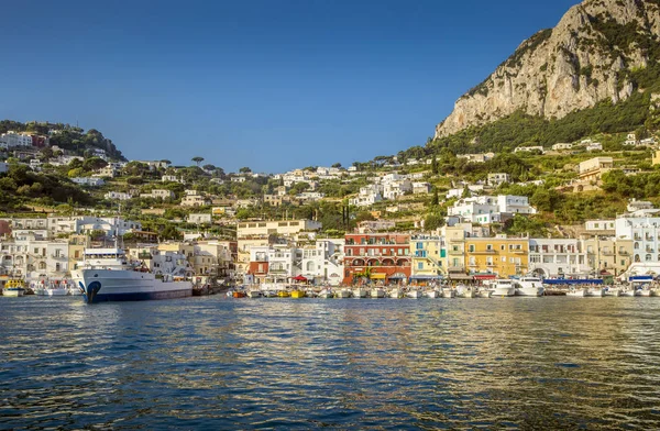 Panorama över Marina Grande på Capri i Italien — Stockfoto