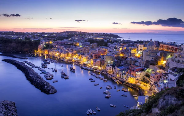 Corricella villaggio sull'isola di Procida di notte, Italia — Foto Stock