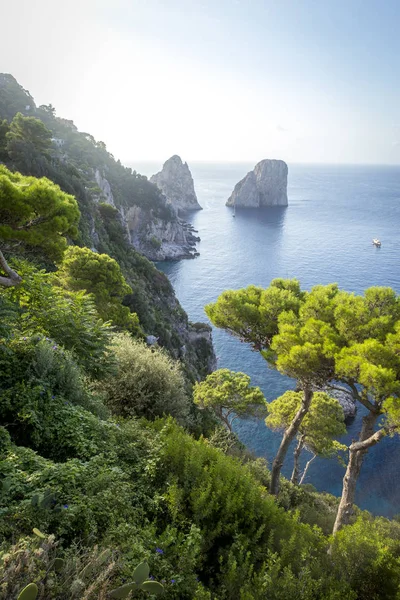 Zobrazit na skály Faraglioni ze ostrov Capri, Itálie — Stock fotografie