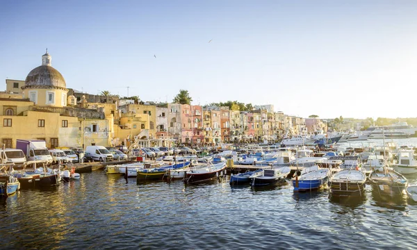 Porto di Marina Grande sull'isola di Procida in Campania — Foto Stock