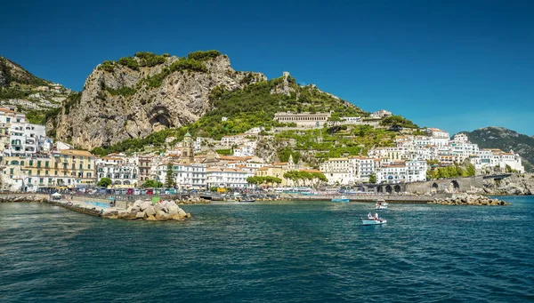 Amalfi stad i Kampanien, Italien — Stockfoto