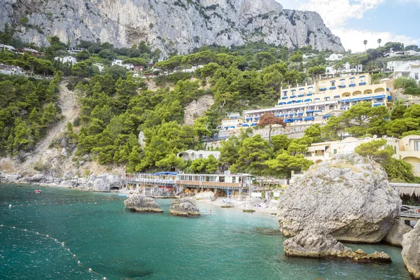 Marina Piccola beach resort ligger på ön Capri i Italien — Stockfoto