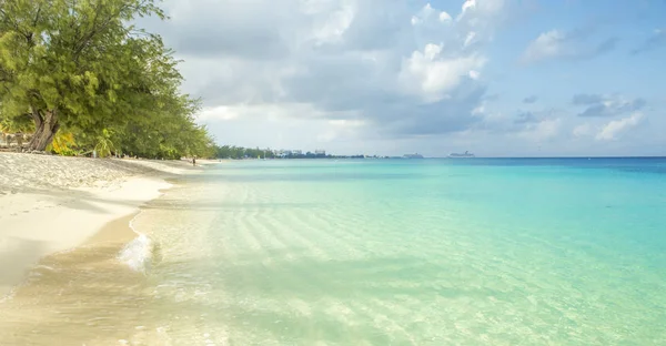 Seven Mile Beach na ilha de Grand Cayman, Ilhas Cayman — Fotografia de Stock