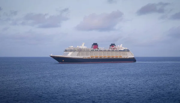 Gran crucero moderno en pleno mar — Foto de Stock