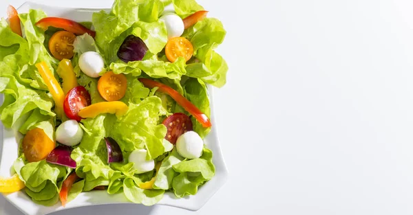 Свежий овощной салат на белом фоне — стоковое фото