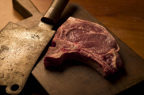 T-bone Roastbeef Steak mit einem Vintage Cleaver auf einem schneidenden Wildschwein — Stockfoto