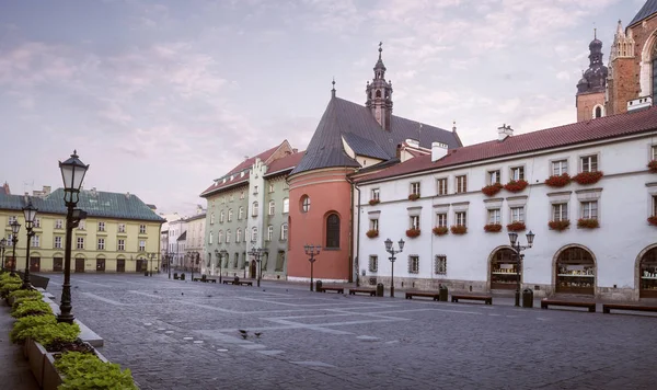 Panorama de la pequeña plaza del mercado en Cracovia, Polonia — Foto de Stock