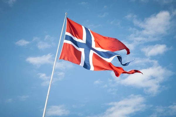 Norwegische Flagge weht im Wind — Stockfoto