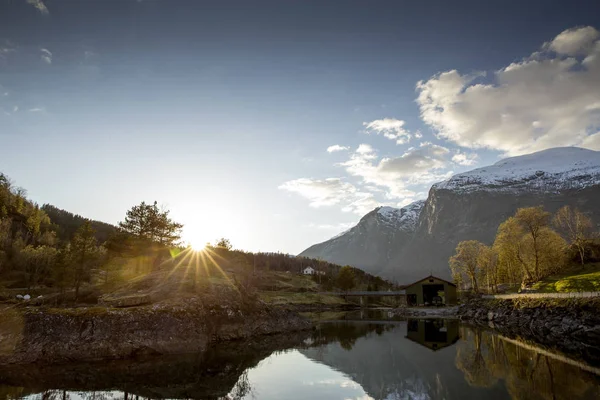 Lago Lovatnet en el valle de Lodalen cerca de Loen — Foto de Stock
