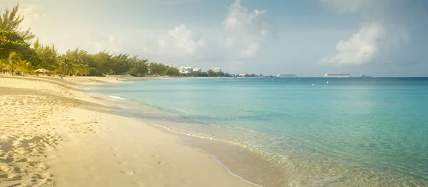 Seven Mile Beach en la isla de Gran Caimán, Islas Caimán — Foto de Stock