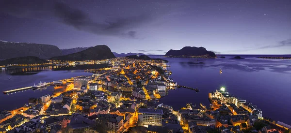 Panorama skyline Alesund di notte — Foto Stock