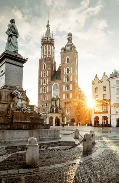 Monumento a Adam Mickiewicz e Basílica de Santa Maria na praça principal — Fotografia de Stock