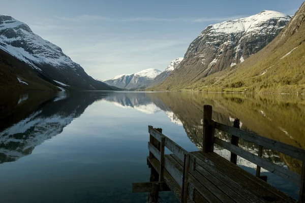 Antiguo muelle de madera en el lago de Noruega — Foto de Stock