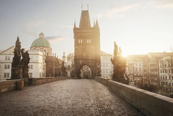 Zonsopgang op de Karelsbrug in Praag, Tsjechië — Stockfoto