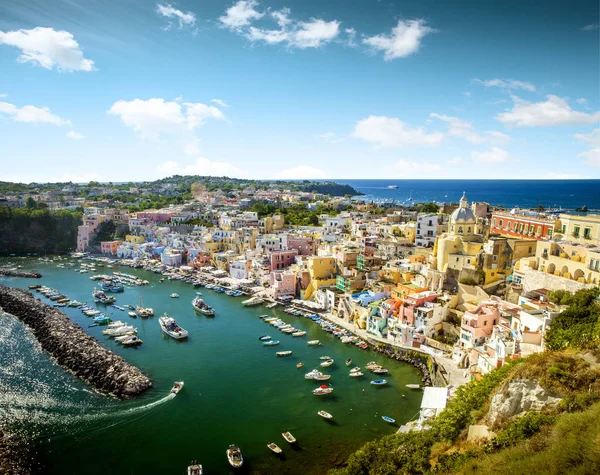 Vista panoramica del paese di Corricella sull'isola di Procida in Italia — Foto Stock
