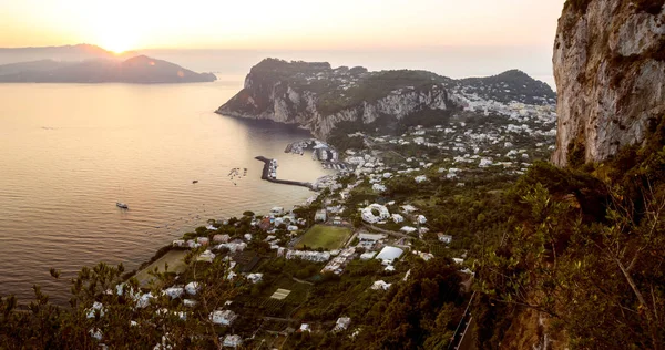 Východ slunce na ostrově Capri, Itálie — Stock fotografie