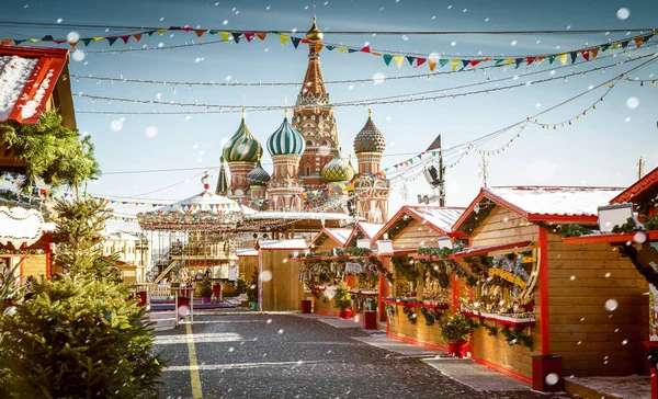 Feira da aldeia de Natal na Praça Vermelha em Moscou, Rússia — Fotografia de Stock