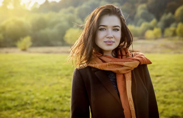 Beautiful happy young woman smiling in autumn park — Stock Photo, Image