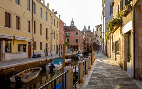 Calle en Venecia ciudad, Italia — Foto de Stock