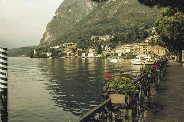 Stad van Menaggio aan het Comomeer in Italië — Stockfoto