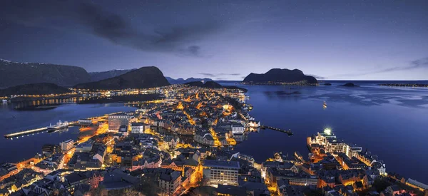 Panorama do horizonte de Alesund à noite — Fotografia de Stock