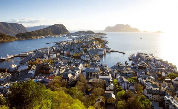 Luchtfoto panorama van Alesund stad — Stockfoto