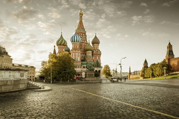 St. Catedral de Basílio na Praça Vermelha em Moscou no outono — Fotografia de Stock