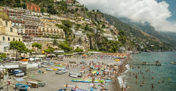 Stranden i Positano stad, Amalfikusten, Italien — Stockfoto