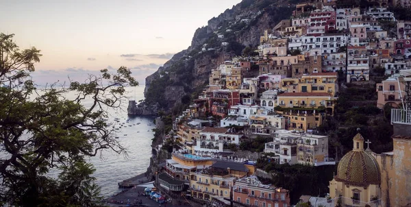 Positano staden i skymningen, Amalfikusten i Italien — Stockfoto