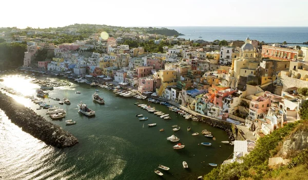 Vista panoramica del paese di Corricella sull'isola di Procida in Italia — Foto Stock