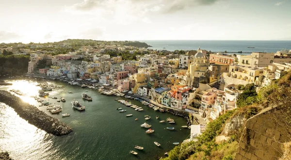 Vista panoramica del paese di Corricella sull'isola di Procida in Italia — Foto Stock
