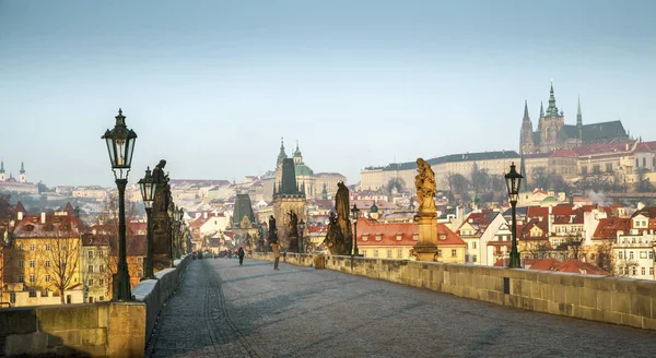 Panoramisch uitzicht op de Karelsbrug in Praag, Tsjechië — Stockfoto
