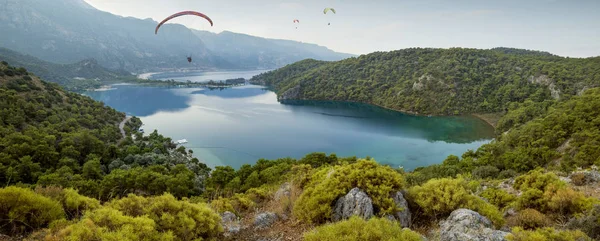 Tandem skärmflygning i Oludeniz, Turkiet — Stockfoto