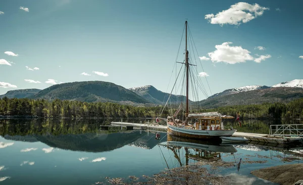 Paisagem idílica do lago na Noruega — Fotografia de Stock