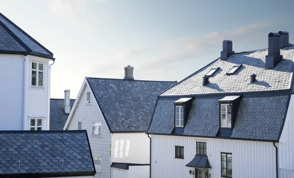 Maisons blanches en bois dans la vieille ville d'Alesund, Norvège — Photo