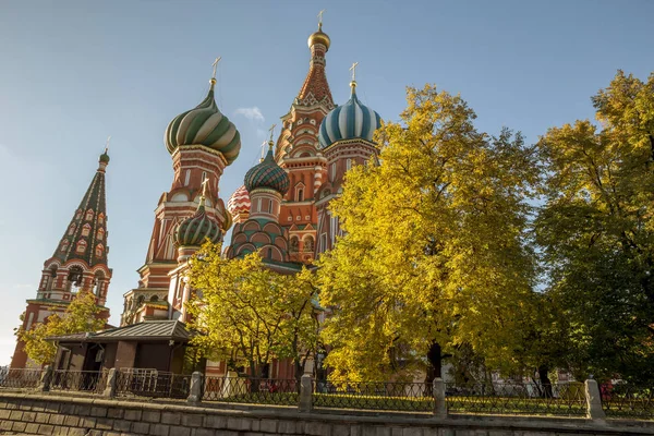 Autumn in Moscow - St. Basil's Cathedral on Red Square, Russia — Stock Photo, Image