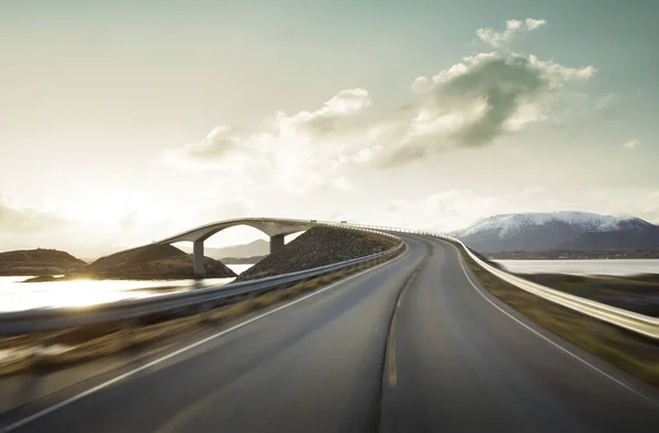 Atlantic Road pada kecepatan tinggi, Norwegia — Stok Foto