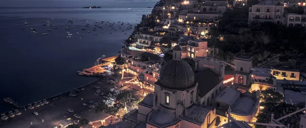 Increíble panorama de Positano ciudad por la noche, Italia —  Fotos de Stock