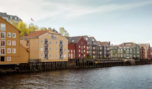 Casas de madeira coloridas em Trondheim, Noruega — Fotografia de Stock