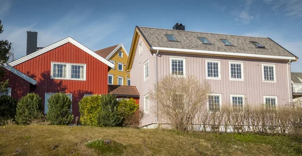 Maisons en bois colorées à Trondheim, Norvège — Photo