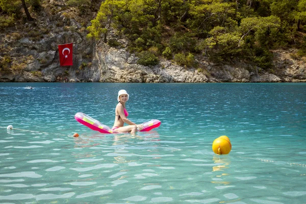 Menina alegre desfrutando de suas férias de verão na Lagoa Azul em Ol — Fotografia de Stock